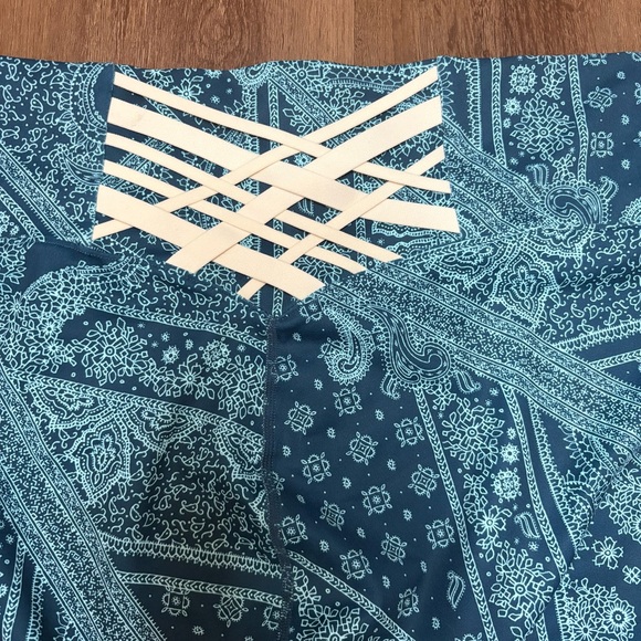 Fabletics High-waisted 7/8 Legging Blue Nova Bandana Tapioca‎ Sz L. - Picture 6 of 9